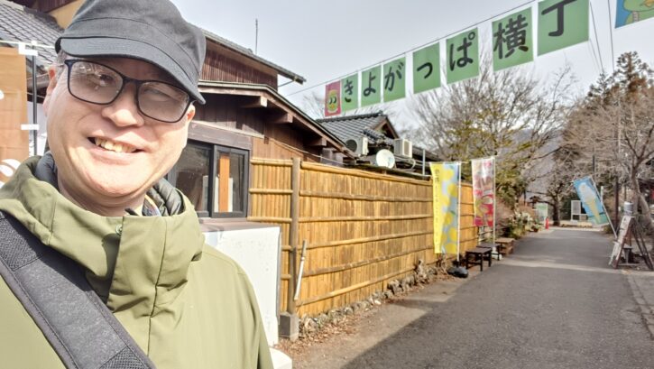 宮ヶ瀬の商店街を背景にした打合せ前の一コマ