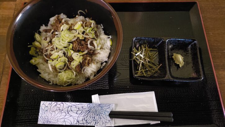 GOLD STEAKとのコラボで生まれた宮ヶ瀬かす丼